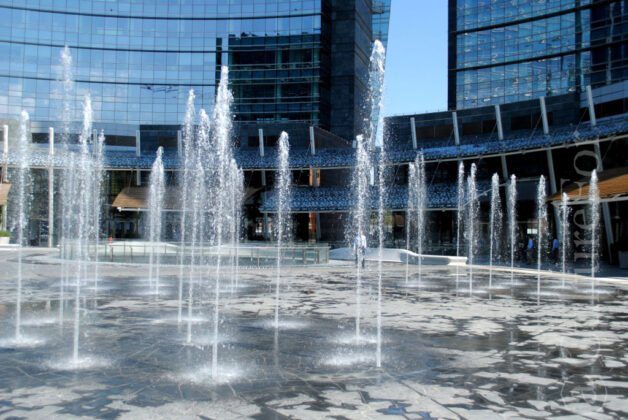 Piazza Gae Aulenti Fountain