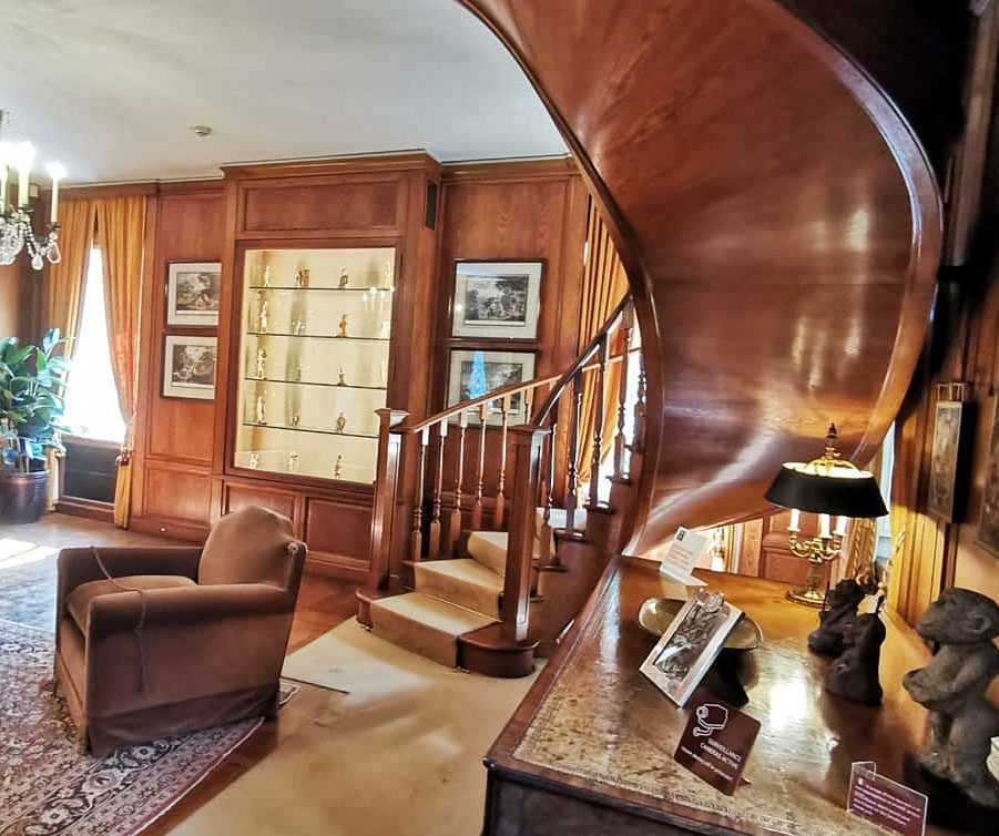 Spiral wooden staircase Villa del Balbiabello